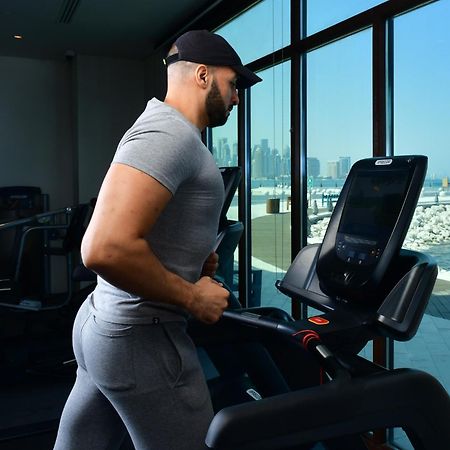 Mina Hotel And Residences By The Torch Ντόχα Εξωτερικό φωτογραφία A man exercising on a treadmill